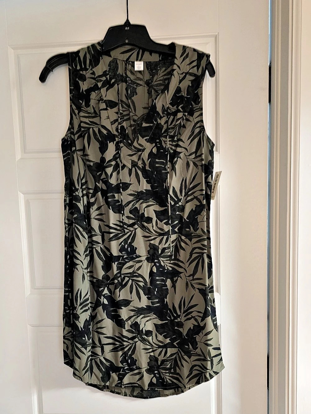 Old Navy Sleeveless Tie-Neck Shift Dress in Green & Black. NWT!